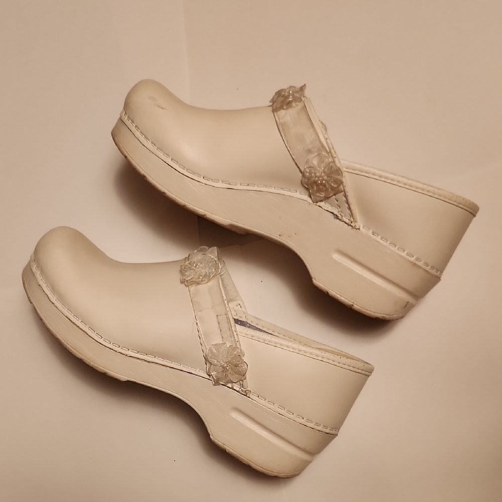Dansko 37 Wide Shoes